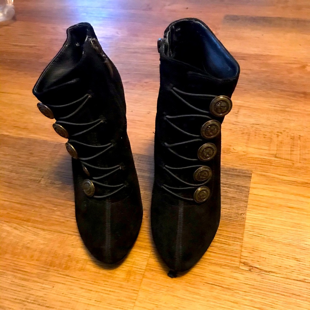 Black Guess heel boots with gold buttons